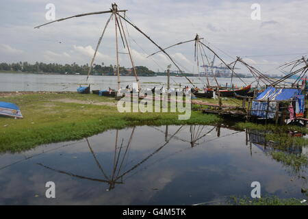 Kochi, India - 1 Novembre 2015 - uomo senza tetto la raccolta di rifiuti sulla spiaggia di Kochi, India Foto Stock