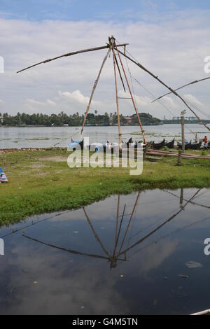 Kochi, India - 1 Novembre 2015 - uomo senza tetto la raccolta di rifiuti sulla spiaggia di Kochi, India Foto Stock