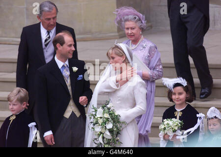 Il conte di Wessex e la sua nuova moglie, la contessa di Wessex (ex Principe Edoardo e Sophie Rhys-Jones), con il padre della contessa Christopher e la madre di Earl HRH Qeen Elizabeth II, lasciando la Cappella di San Giorgio nel Castello di Windsor dopo il loro matrimonio. * con Pageboy Felix Sowerbutts (a sinistra), asged 7, e Bridesmaids Camilla Hadden (2° da destra), 8 anni, e Olivia Taylor (a destra), 5 anni. Foto Stock