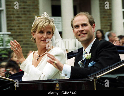 Il Principe Edoardo, il figlio più giovane della Regina Elisabetta II e della sua sposa Sophie Rhys-Jones, attraversa le strade di Windsor dopo il loro matrimonio alla St George's Chapel nel Castello di Windsor. La coppia reale si incontrò nel 1993 in una partita di tennis organizzata dal Principe. * Buckingham Palace ha annunciato prima del matrimonio che la coppia reale in futuro sarà conosciuta come conte e contessa di Wessex. Foto Stock