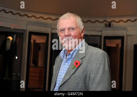 Il nipote di Jimmy Roger Foster, al Queens Hotel di Leeds per vedere la bara di Sir Jimmy Savile davanti al suo funerale in città. Foto Stock