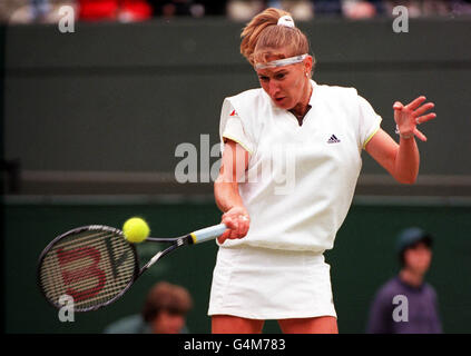 La Germania Steffi Graf in azione durante la sua quarta partita contro Kim Clijsters del Belgio al campionato di tennis Wimbledon 1999. Foto Stock