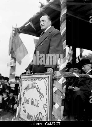 Sir Edward Carson (1854 - 1935). Ha guidato la resistenza dell'Irlanda del Nord ai piani del governo britannico per la regola nazionale irlandese. Qui si parla in Irlanda Foto Stock