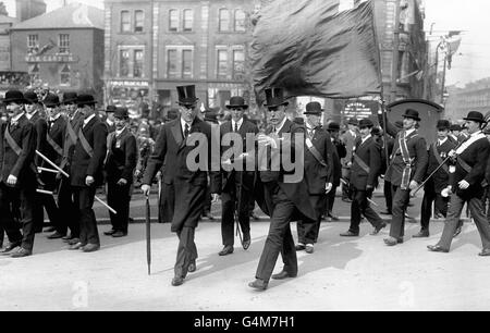 Sir Edward Carson (1854 - 1935). Ha guidato la resistenza dell'Irlanda del Nord ai piani del governo britannico per la regola irlandese. Qui con il Capitano Craig a Ulster. Foto Stock