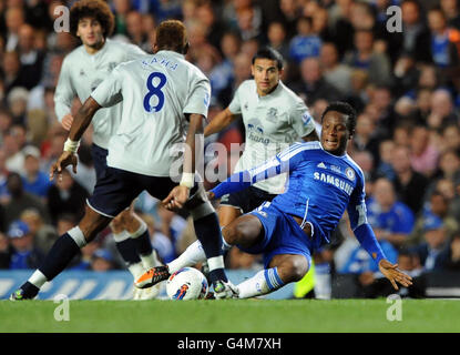 Calcio - Barclays Premier League - Chelsea v Everton - Stamford Bridge. Louis Saha di Everton viene affrontato durante la partita della Barclays Premier League a Stamford Bridge, Londra. Foto Stock