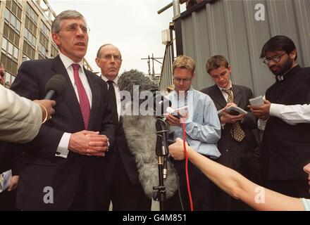 Il segretario di casa Jack Straw parla con i media al di fuori dell'University College Hospital di Londra, dopo una visita con City of London e il deputato di Westminster Peter Brooke (seconda a sinistra) alle vittime dell'esplosione della bomba Soho. Foto Stock