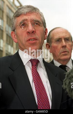 Il Segretario dell'Home Jack Straw parla ai media fuori dall'University College Hospital di Londra, dopo una visita con la City of London e il MP Peter Brooke di Westminster (a destra) alle vittime dell'esplosione della bomba di Soho. Foto Stock