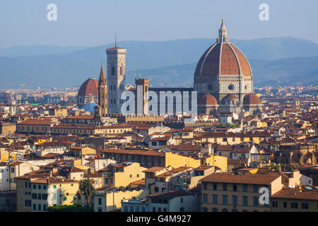 Firenze, Toscana, Italia. Vista sulla città al Duomo - Cattedrale di Santa Maria del Fiore Foto Stock