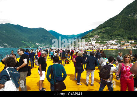 Il lago d'Iseo, Italia. Christo Vladimirov Yavachev realizzazione i pontili galleggianti. Il collegamento a Sulzano con Montisola isole e Paolo s. Foto Stock