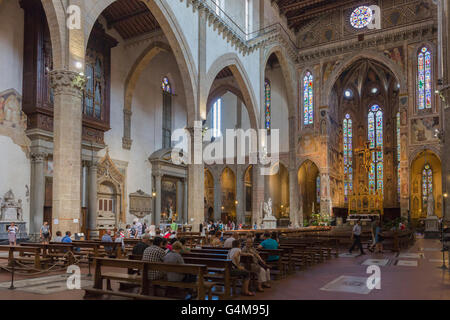 Firenze, Toscana, Italia. La Basilica di Santa Croce. Vista lungo la lunghezza della navata di altare. Foto Stock