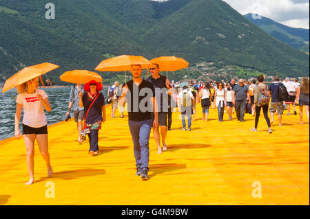 Il lago d'Iseo, Italia. Christo Vladimirov Yavachev realizzazione i pontili galleggianti. Il collegamento a Sulzano con Montisola isole e Paolo s. Foto Stock