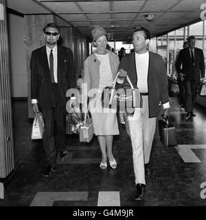 La star del cinema britannico Dirk Bogarde (a destra) all'aeroporto di Londra con il collega attore Sir Michael Redgrave e sua moglie Lady Redgrave, che aveva tutti volato da Venezia sullo stesso aereo. Foto Stock