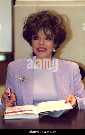 Joan Collins, attrice, autore e celebrità, presso il grande magazzino Selfridges di Londra, firma copie del suo ultimo libro 'i miei migliori amici' segreti'. Foto Stock