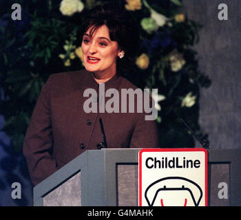 Cherie Booth QC, moglie del primo ministro britannico Tony Blair, si rivolge alla conferenza ChildLine alla New Connaught Rooms di Londra, una grande conferenza internazionale sui bambini e la legge. La sig.ra Booth è stata presidente della sessione plenaria. * ospitato da ChildLine, la beneficenza dei bambini del Regno Unito. Cherie Blair Foto Stock