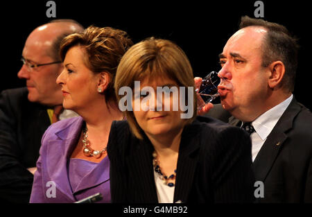 Il leader della SNP Alex Salmond (a destra) con il vice leader Nicola Sturgeon (2° a destra), il segretario alle finanze John Swinney (a sinistra) e il segretario del gabinetto di Fiona Hyslop per la cultura e gli affari esteri dopo aver parlato con i delegati alla 77a conferenza annuale del Partito Nazionale Scozzese che si svolge presso l'Eden Court Theatre di Inverness. Foto Stock