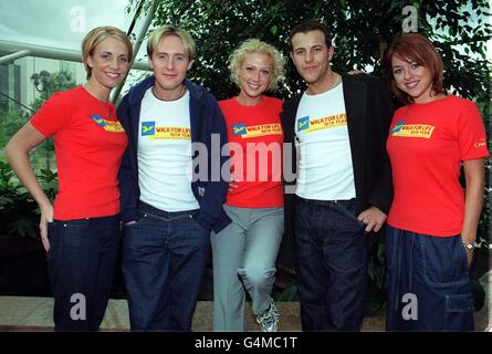 Gruppo pop Steps (l-r) Claire Richards, Ian Watkins, Faye Tozer, Lee Latchford-Evans e Lisa Scott-Lee, durante una fotocellula per lanciare il Crusaid's Walk for Life, uno dei più grandi eventi di raccolta del Fondo per l'AIDS della Gran Bretagna. * che si svolge simultaneamente in 22 città in tutta la Gran Bretagna. Escursionisti possono registrarsi gratuitamente chiamando il numero freefone 0800 096 9255. Foto Stock