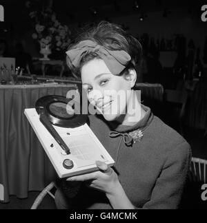L'attrice britannica sue Lloyd, che ha appena terminato il suo primo ruolo cinematografico nel dramma spia "The Ipcress file", che è anche protagonista di Michael Caine, è stata considerata protagonista di un disco completamente in transizione alla Giftex International Gift and Fancy Goods Exhibition, tenutasi all'Alexandra Palace di Londra. Foto Stock
