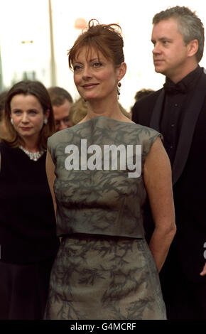 Da sinistra: L'attrice britannica Emily Watson, l'attrice statunitense Susan Sarandon e il regista statunitense Tim Robbins al Palais des festival di Cannes, prima della proiezione del loro film "Cradle Will Rock", al 52° Festival del Cinema di Cannes. Foto Stock