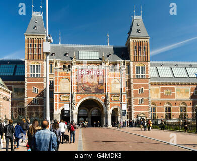 Le persone si raccolgono al di fuori di Amsterdam il Rijksmuseum in una bella giornata di primavera. Foto Stock