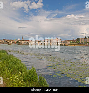 Il vecchio ponte di pietra sul fiume Saone a Macon, Francia Foto Stock