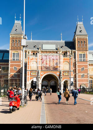 Le persone si raccolgono al di fuori di Amsterdam il Rijksmuseum in una bella giornata di primavera. Foto Stock