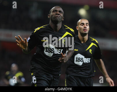 Fabrice Muamba di Bolton Wanderers festeggia il traguardo di apertura durante la Carling Cup, partita del quarto turno all'Emirates Stadium di Londra. Foto Stock