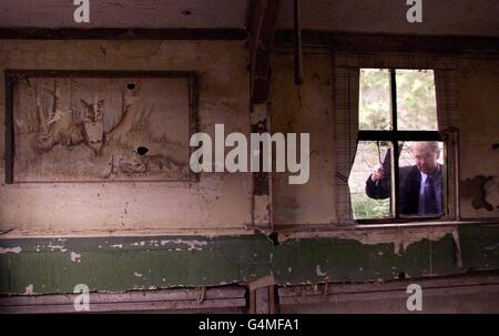 L'agente di terra Justin Bates guarda attraverso la finestra di un dormitorio in un campo prigioniero di guerra (POW) a Harperley Farm, Co Durham. Il campo di 17 acri, completo di 50 capanne di prigione, cappella e teatro, è stato occupato da prigionieri di guerra tedeschi. * è andato sul mercato per un prezzo di pacchetto di 1.1 milioni (libbre). Il campo fu costruito dai prigionieri di guerra italiani all'inizio degli anni '40. Foto Stock