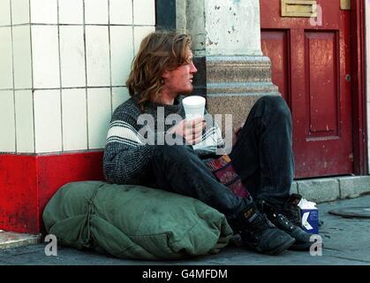 Senzatetto/uomo supplica a Camden Foto Stock