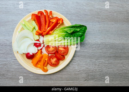 Verdura fresca insalata di cavolo rosso, cetriolo, Rafano, carote, peperoni, Foto Stock