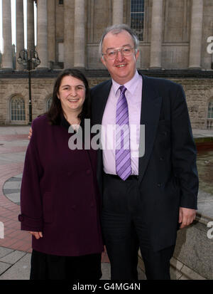 John Hemming, deputato liberaldemocratico, con il suo partner Emily Cox a Birmingham, dopo che la moglie Christine Hemming ha ricevuto una sentenza sospesa di nove mesi per aver strattonato un gattino dalla proprietà della sig.ra Cox a Moseley, Birmingham. Foto Stock