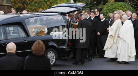 Le barbine di Bridget Sharkey e di suo fratello Thomas Sharkey sono trasportate dalla Chiesa di San Giuseppe a Helensburgh dopo i loro funerali. Foto Stock