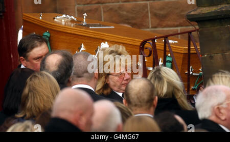 La bara di Bridget Sharkey viene eseguita dalla Chiesa di San Giuseppe a Helensburgh dopo i suoi funerali. Foto Stock