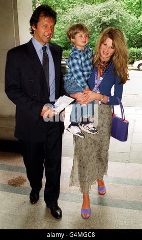 Imran Khan con la moglie Jemima e il figlio Sulaiman di due anni arrivano al Churchill Inter-Continental Hotel di Londra per il Children's Charity Fashion Show in aiuto del Down Syndrome Educational Trust. * 29/12/2000: Jemima Khan, moglie del cricketer Imran. Lei, i suoi due figli, sua madre Annabel - la vedova dell'uomo d'affari Sir James - e suo fratello Benjamin erano a bordo di un British Airways Jumbo 747 che viaggiava da Gatwick a Nairobi quando un pazzo scoppiò nell'abitacolo, facendolo uscire dal controllo. Diversi passeggeri sono stati feriti come l'aereo in agguato, mentre i piloti combattevano Foto Stock