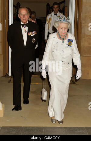 La Regina Elisabetta II della Gran Bretagna e il Duca di Edimburgo lasciano la Government House, prima di ospitare un banchetto per i leader del Commonwealth nel Pan Pacific Hotel di Perth, Australia occidentale. Foto Stock