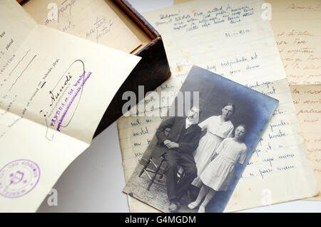 Amore scritte a mano le lettere, una in bianco e nero foto di famiglia da anni trenta e una stampata del certificato di nascita dal 1934, Estonia Foto Stock