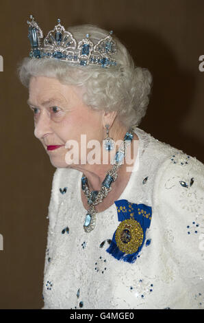 La Regina Elisabetta II della Gran Bretagna arriva a un banchetto per i leader del Commonwealth nel Pan Pacific Hotel a Perth, Australia occidentale. Foto Stock