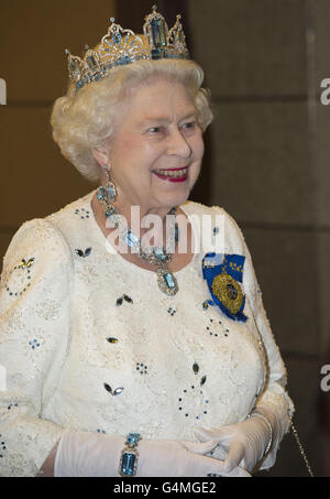 La Regina Elisabetta II della Gran Bretagna arriva a un banchetto per i leader del Commonwealth nel Pan Pacific Hotel a Perth, Australia occidentale. Foto Stock