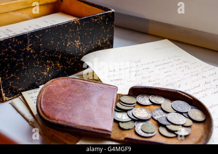 In pelle custodia per monete di monete dall Impero Russo e una scatola di amore scritte a mano lettere dalla seconda guerra mondiale era Foto Stock