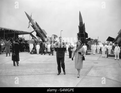 Royalty - Queen Elizabeth II visita a Stevenage Foto Stock