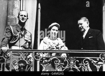 Regina Elisabetta II con il Duca di Edimburgo, a sinistra, e il Presidente René Coty sul balcone del Palazzo Elysee Foto Stock