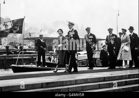 La regina Elisabetta II cammina con il re Haakon VII dopo l'atterraggio dal Royal Yacht per la sua visita di Stato di tre giorni in Norvegia. Seguono il Duca di Edimburgo, il Principe ereditario Olav, la Principessa Astrid e il Principe Harald. Foto Stock