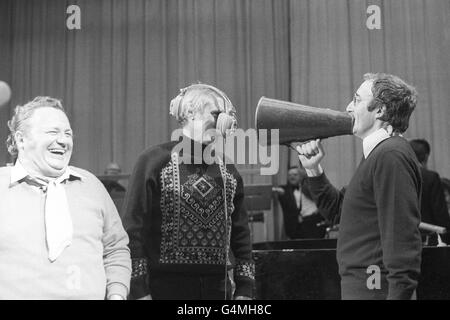 (L-R) Harry Secombe, Spike Milligan e Peter Sellers, i goon originali, tornano insieme per la prima volta in 12 anni al Camden Theatre, provando per le celebrazioni del cinquantesimo anniversario della BBC. 27/02/02: Spike Milligan è morto all'inizio di oggi a casa sua in Sussex, ha detto il suo agente. Foto Stock