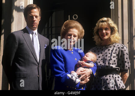 Il primo ministro Margaret Thatcher cullerà suo nipote Michael fuori 10 Downing Street. Nella foto sono raffigurati anche i genitori del neonato, Mark (figlio di Margaret Thatcher) e sua moglie Diane (nee Burgdorf). Foto Stock