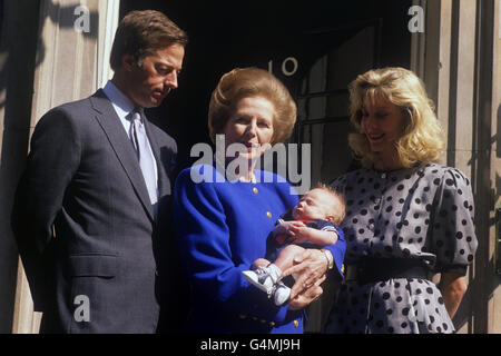 Il primo ministro Margaret Thatcher cullerà suo nipote Michael fuori 10 Downing Street. Nella foto sono raffigurati anche i genitori del neonato, Mark (figlio di Margaret Thatcher) e sua moglie Diane (nee Burgdorf). Foto Stock