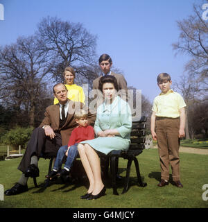 La famiglia reale nei terreni di Frogmore House, Windsor, Berkshire. Da sinistra a destra: Duca di Edimburgo, Principessa Anna, Principe Edoardo, Regina Elisabetta II, Principe Carlo (dietro la Regina) e Principe Andrea. Foto Stock