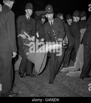 Politica - crisi dei missili di Cuba - Blocco proteste - Ambasciata USA, Grosvenor Square Foto Stock