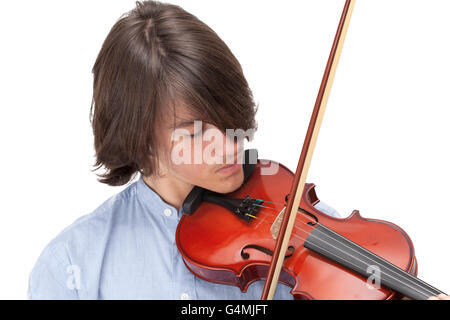 Ritratto di teen con lunghi surfer haircut suona il violino isolato su bianco Foto Stock