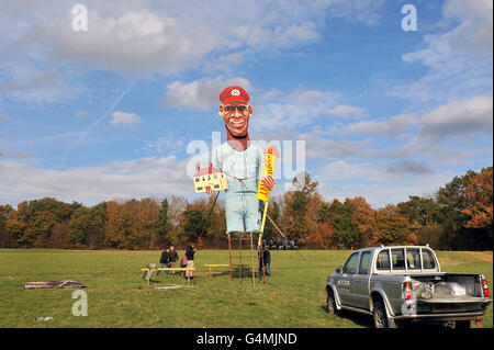 Quest'anno il personaggio di Edenbridge Bonfire Society, un'effigie gigante dell'attaccante Mario Balotelli di Manchester City. Foto Stock