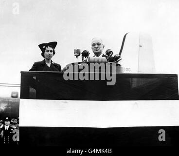 Il presidente Harry Truman accoglie la sua ospite principessa Elizabeth a Washington D.C, al suo arrivo. Foto Stock