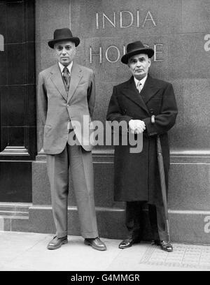 Pandit Nehru, il Premier indiano (l) con Sir Girija Shankar Bajpai, Ministro degli Affari Esteri, India, presso la Casa dell'India, Londra. Il Pandit Nehru è arrivato in Inghilterra la sera scorsa per partecipare alla Conferenza dei premiers dell'Impero Foto Stock